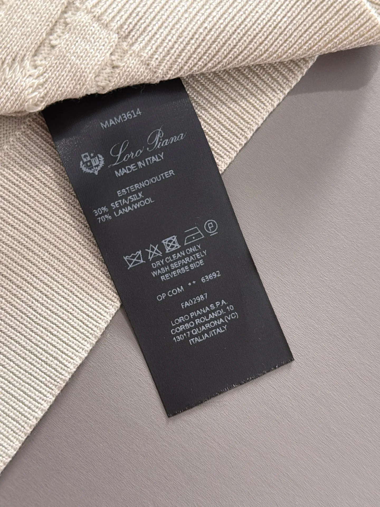 LP high quality Loro Piana 26ss New Arrival men's short-sleeved T-shirt. Made of combed cotton yarn knitted cotton fabric, no pressure when entering and exiting the counter. Exclusive control of raw materials. It feels substantial when weighed, and the upper body is more textured than ordinary T-shirts. This texture can handle the weather easily and is suitable for both hot and cold! Loose fit design, looks noble. The only correct version is available Size: M to 4XL